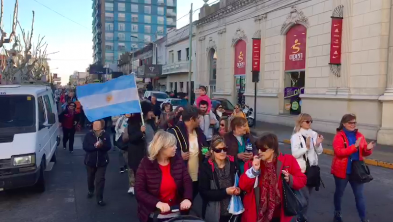 Olavarrienses marcharon en apoyo al Gobierno nacional